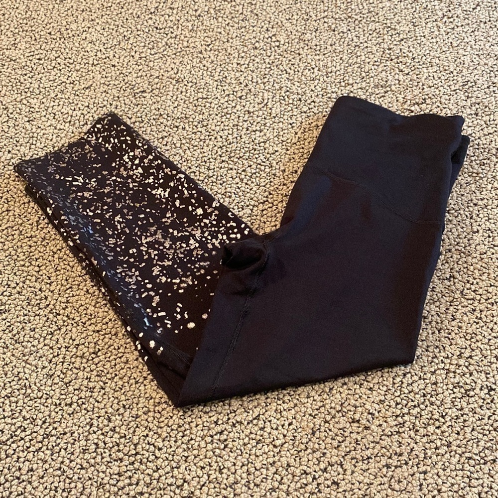 Spanx Capris Black w/ Gold Flecks Leggings Size Medium in EUC